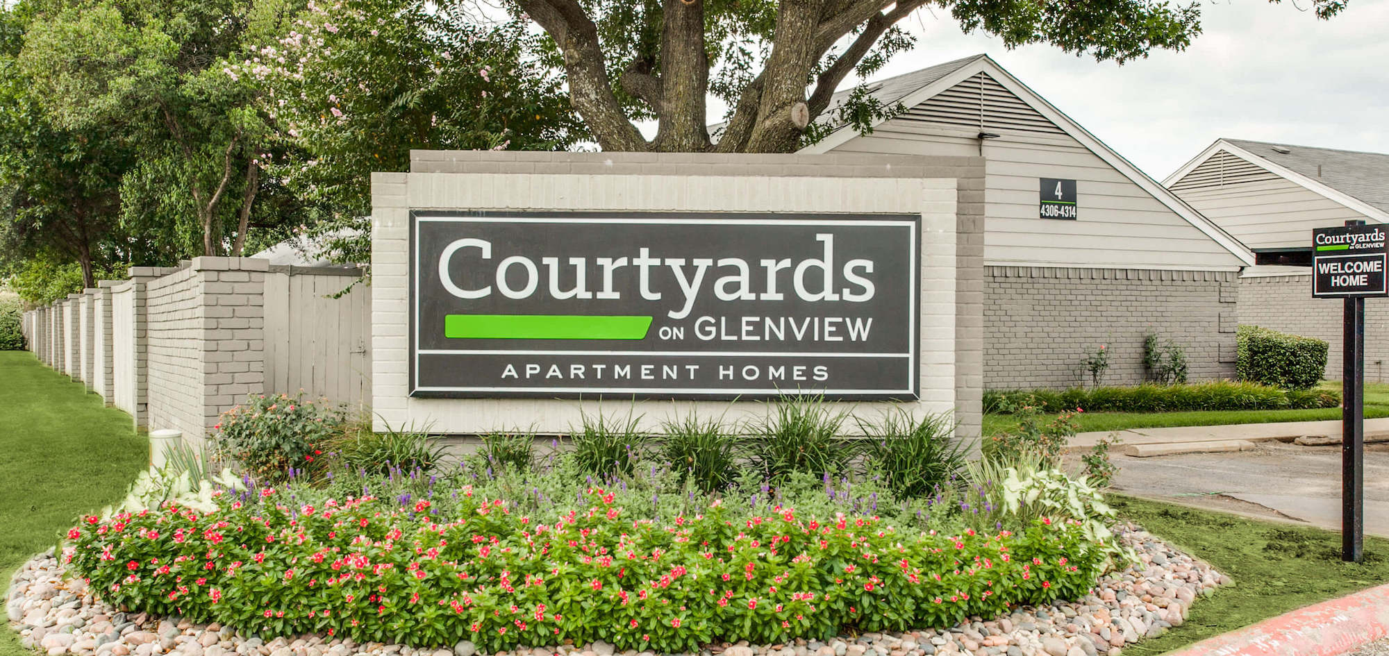 Courtyards on Glenview signage